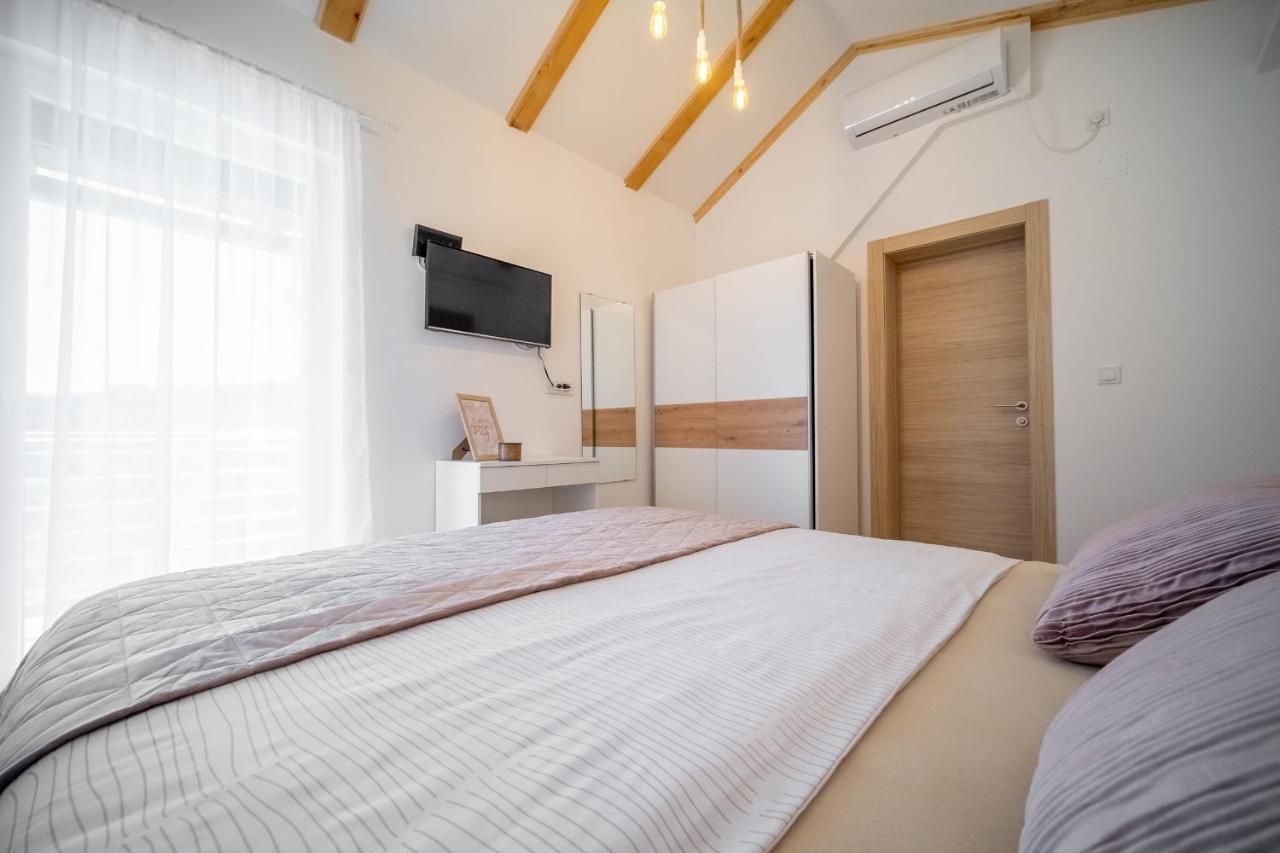 Villa Nesa - Beautiful At Continental Croatia With Outdoor Swimming Pool, Sauna And 3 Bedrooms Plaski